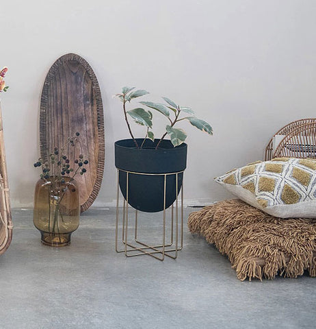 Black Planter With Stand