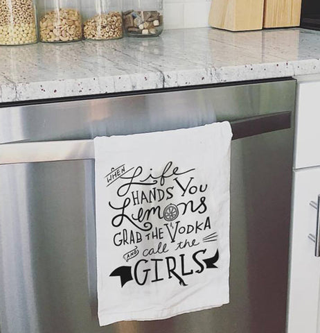 Dish towel "When life hands you lemons" hanging on the oven door.