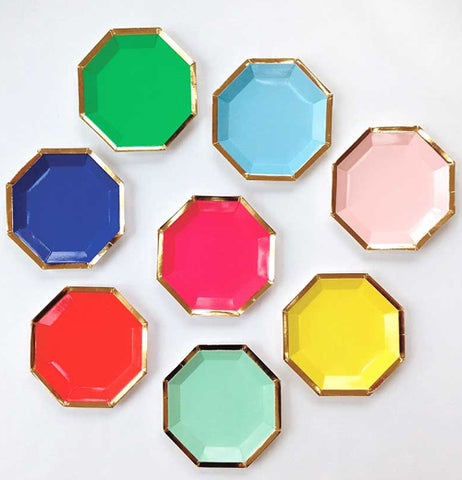 The set of 8 of "Happy Birthday" Small Paper Plates has the color of green, light blue, pink, dark blue, dark pink, yellow, red, and light green. 